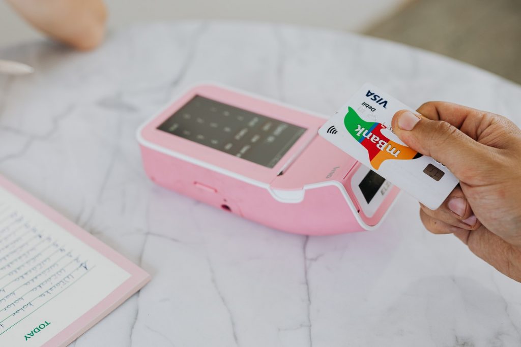 Gift cards vs Debit cards: Similarities and differences 1 pexels karolina grabowska 4968633